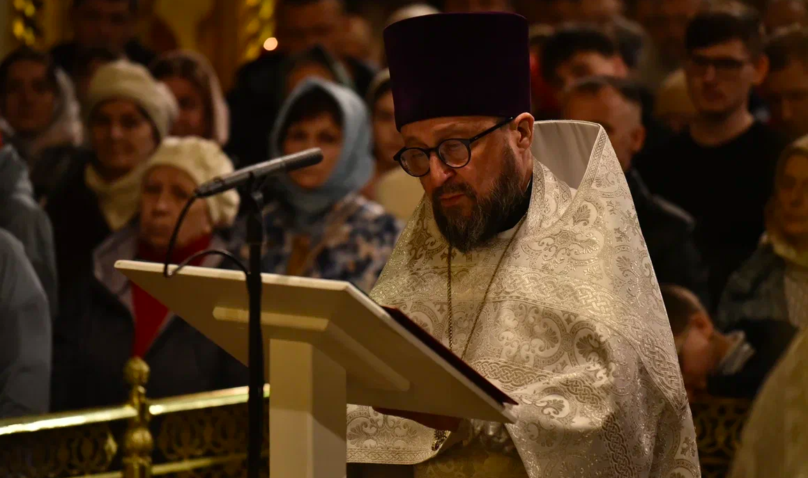 Фото Сотни прихожан пришли на ночную пасхальную службу в Вознесенский собор Новосибирска – 20 кадров 14